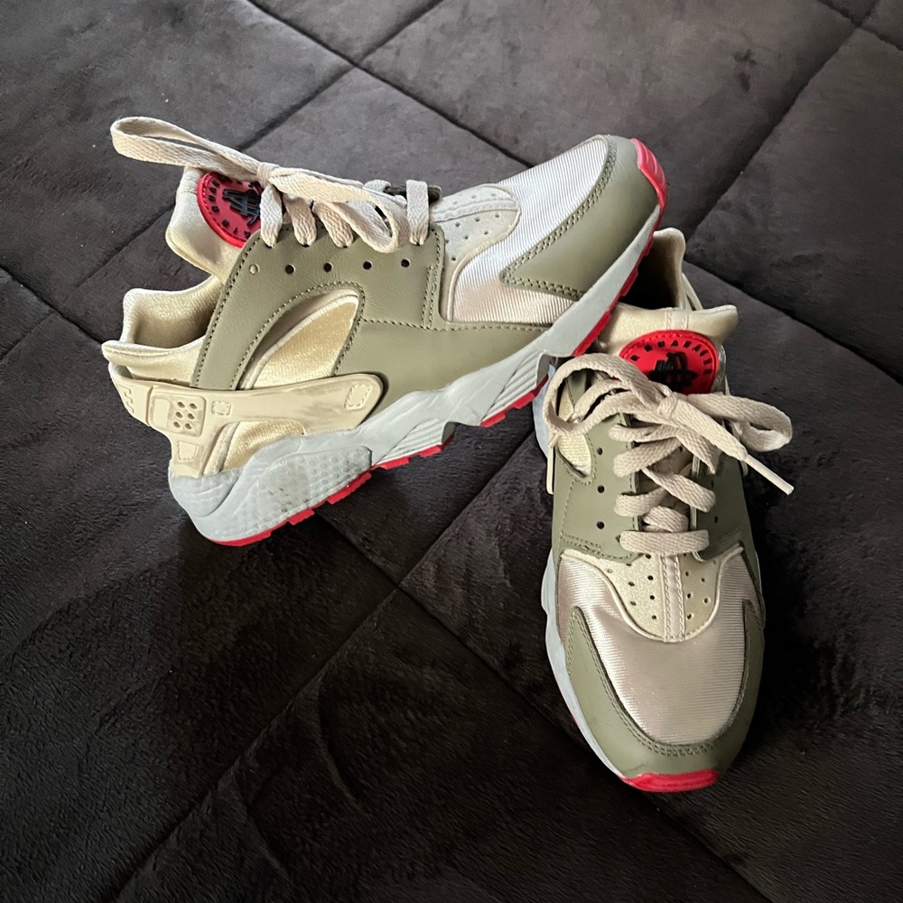 Nike air huarache just wear them once but they fit tight on me